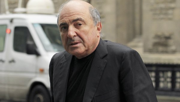 Борис Березовский возле здания лондонского Высокого суда